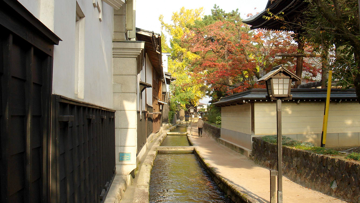 瀬戸川と白壁土蔵街